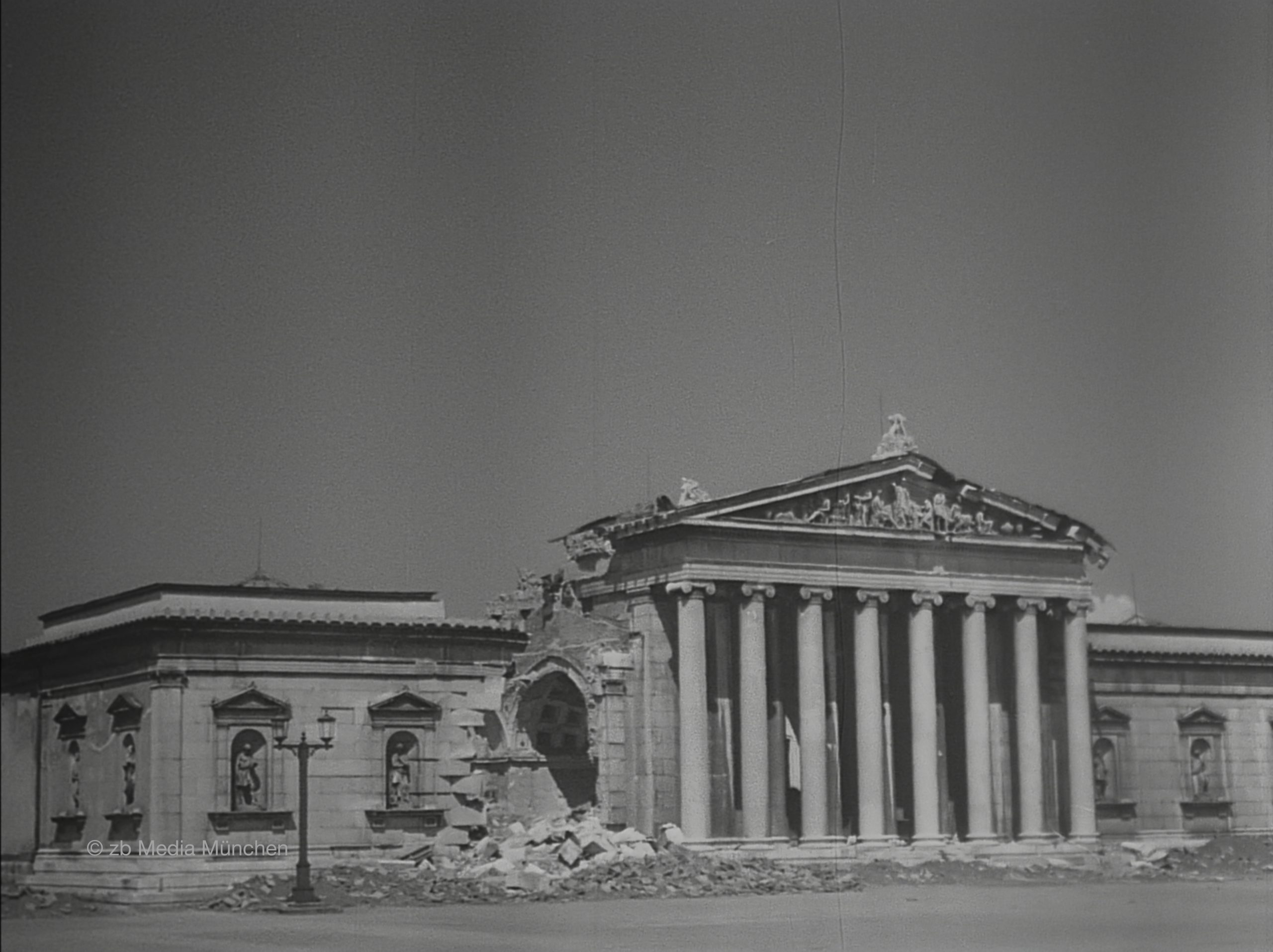 Königsplatz mit Antikensammlung, München 1. Mai 1945, Close