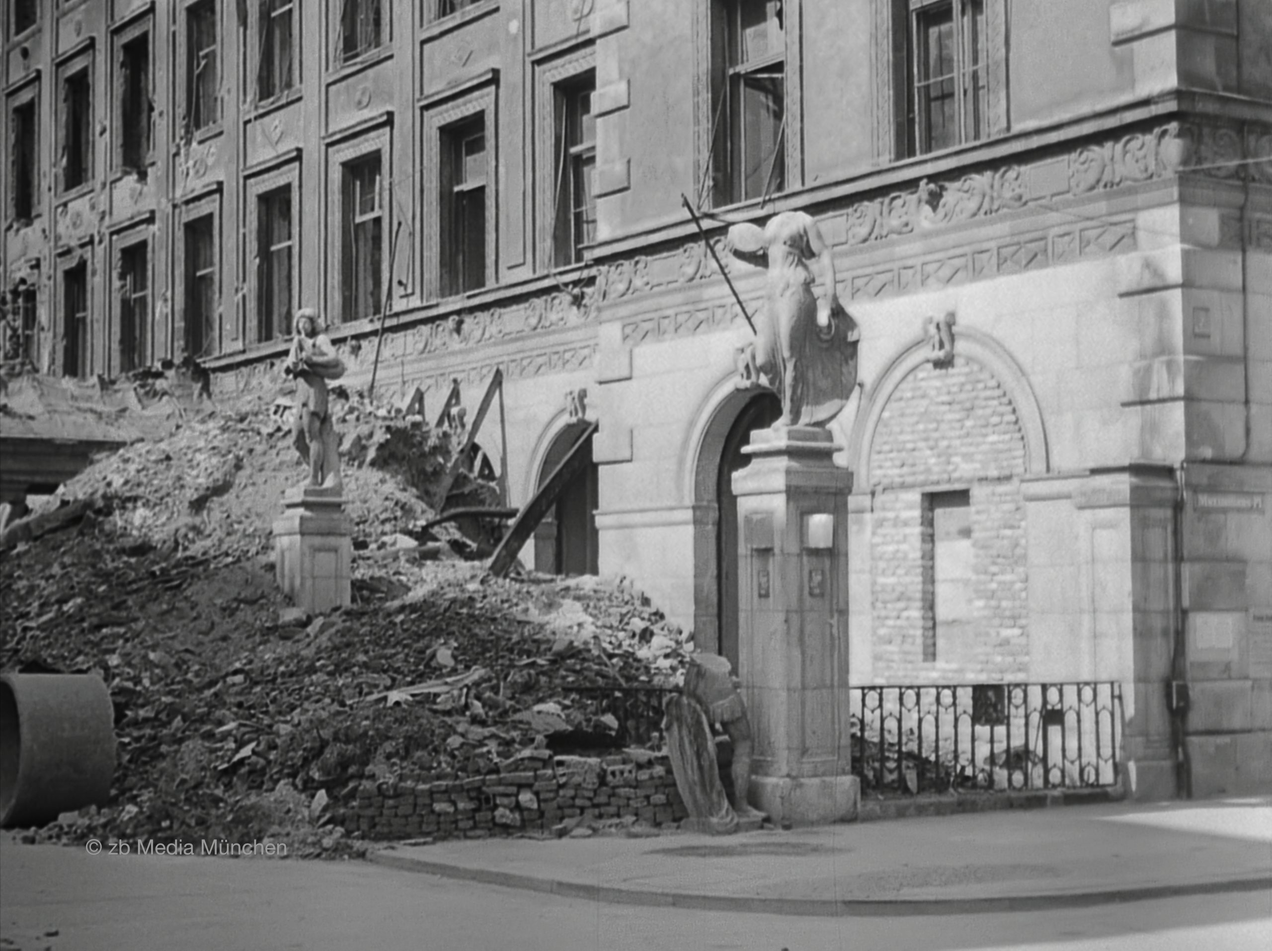 Residenz, München 5. Mai 1945, Ruine, Bombenschaden
