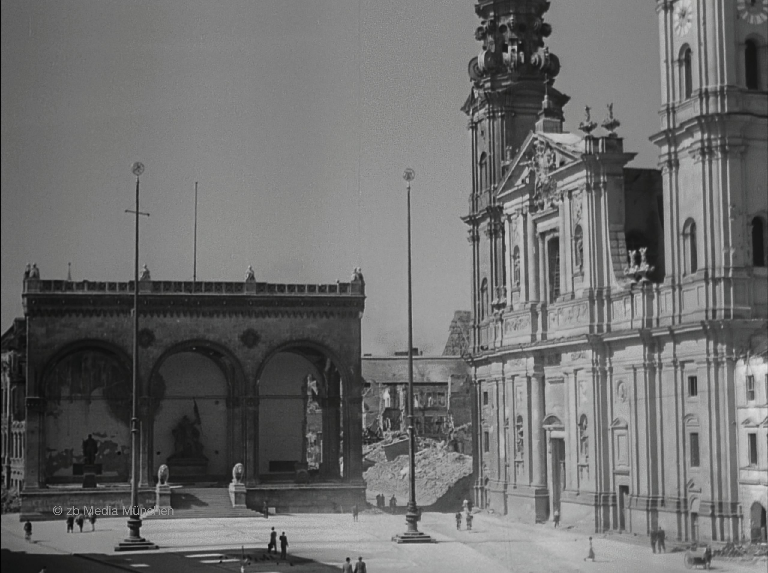 Odeonsplatz, München am 5. Mai 1945, Ruine, Bombenschaden 
