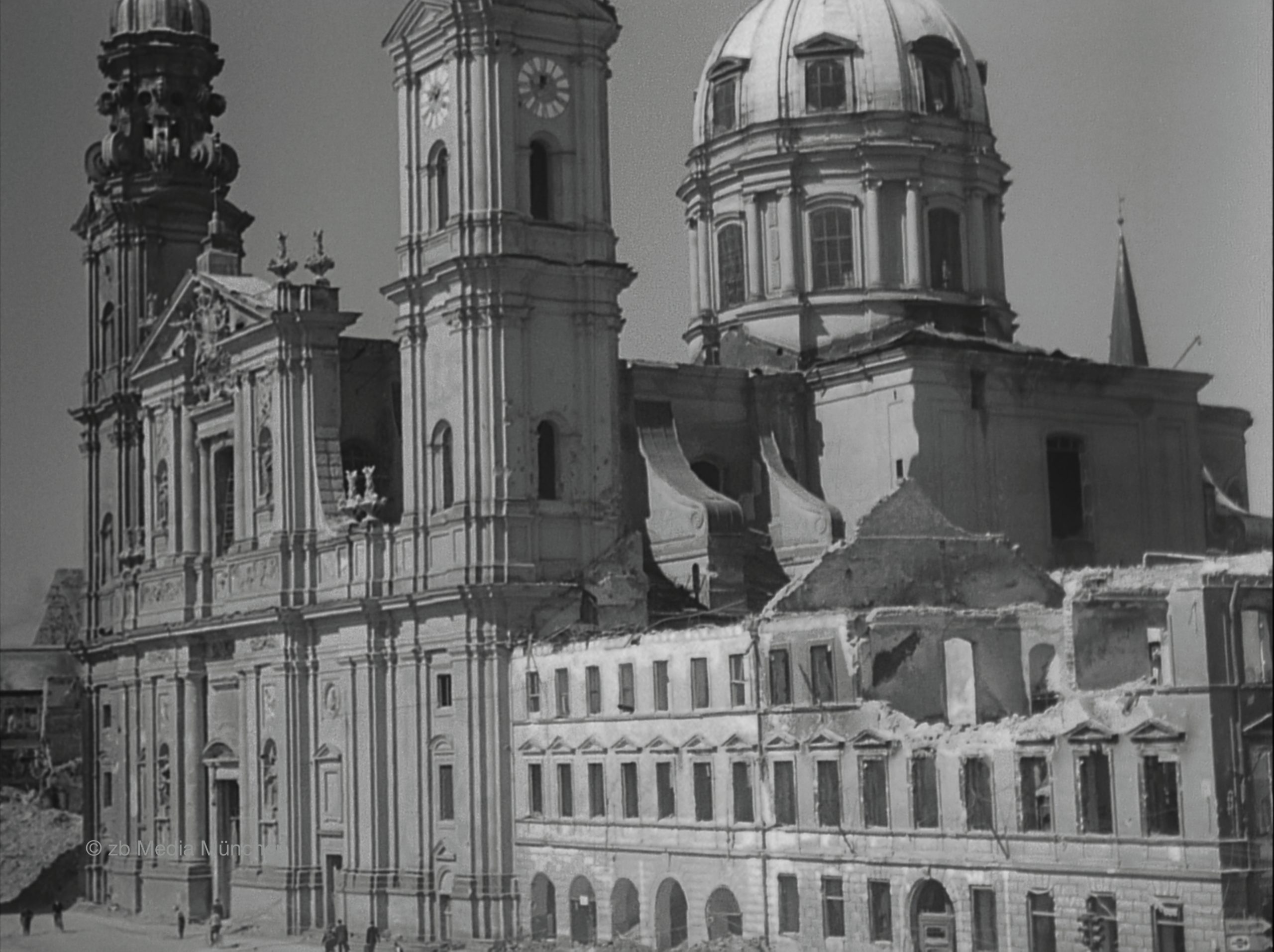 Theatinerkirche, München 5. Mai 1945, Ruine, Bombenschaden 
