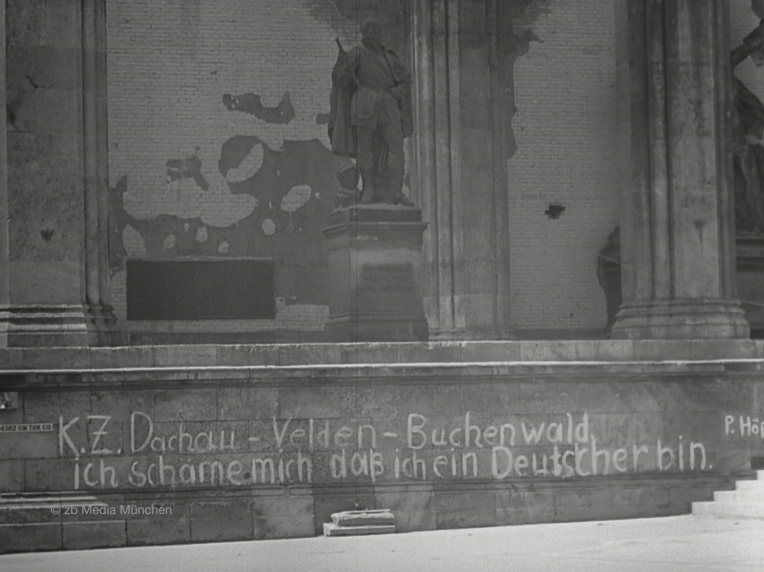 Feldherrnhalle, München 5. Mai 1945, Ruine, Bombenschaden, Close. Graffiti. KZ Dachau - Velden - Buchenwald. Ich schäme mich, ein Deutscher zu sein. 