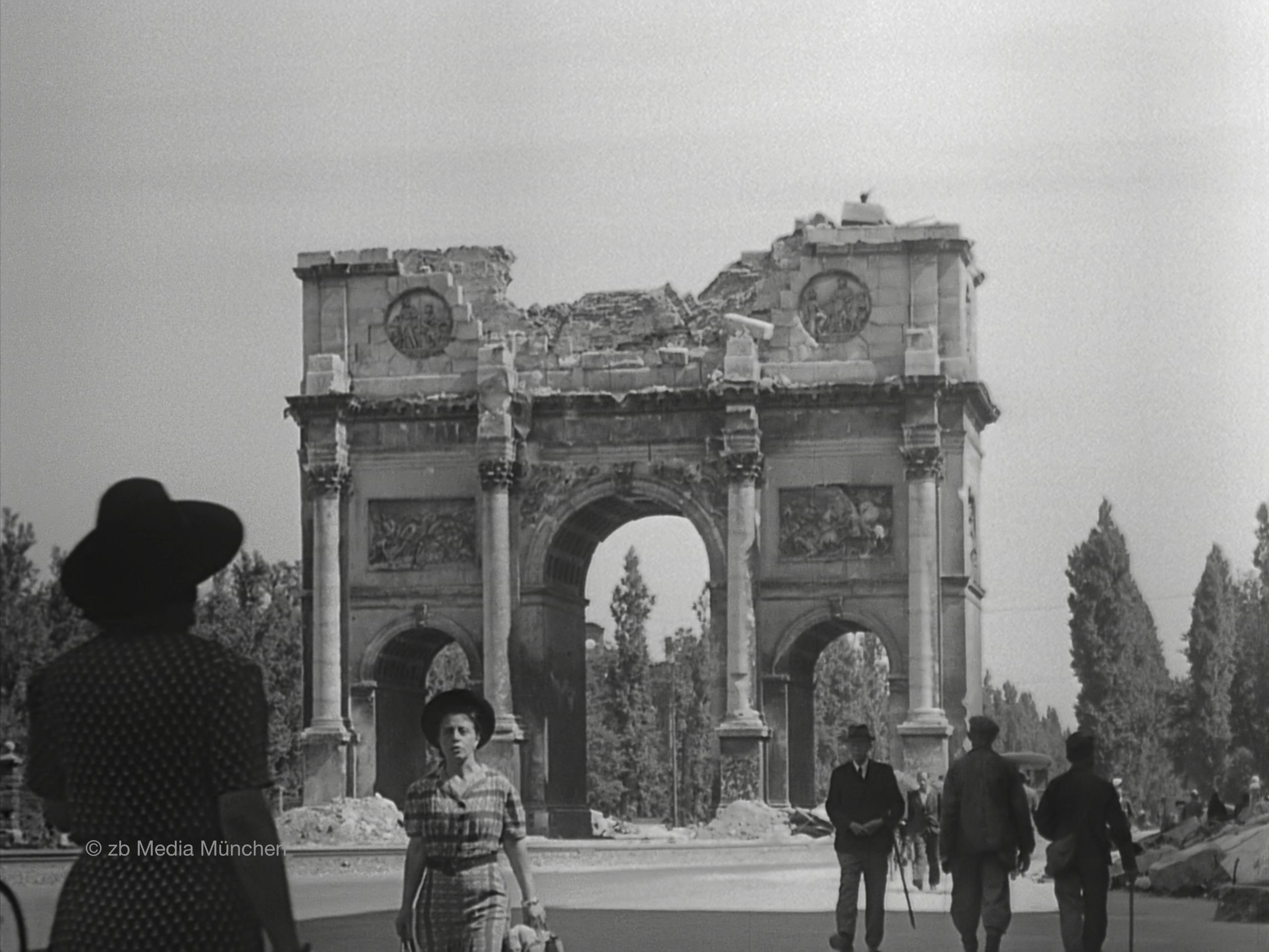 Siegestor, München 5. Mai 1945, Ruine, Bombenschaden 