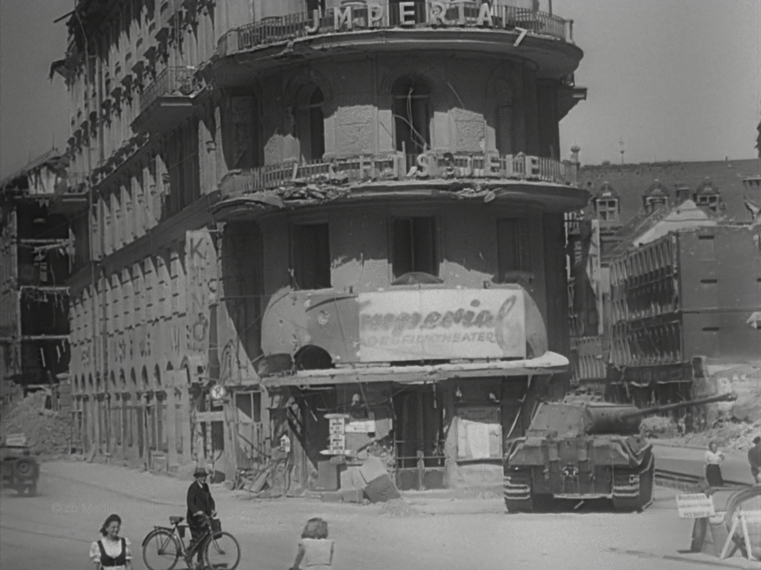 Panther Panzer am Stachus, Kino Imperial, München 5. Mai 1945, full shot