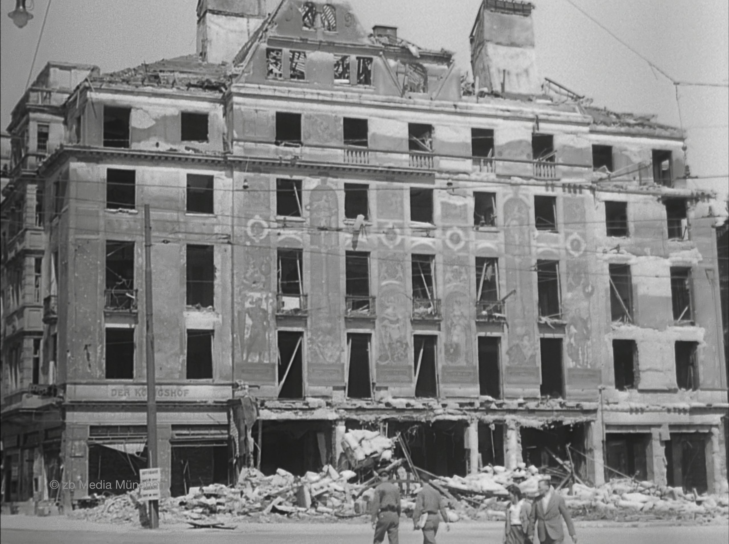 Ruine des Hotel Königshof, München 15. Mai 1945 
