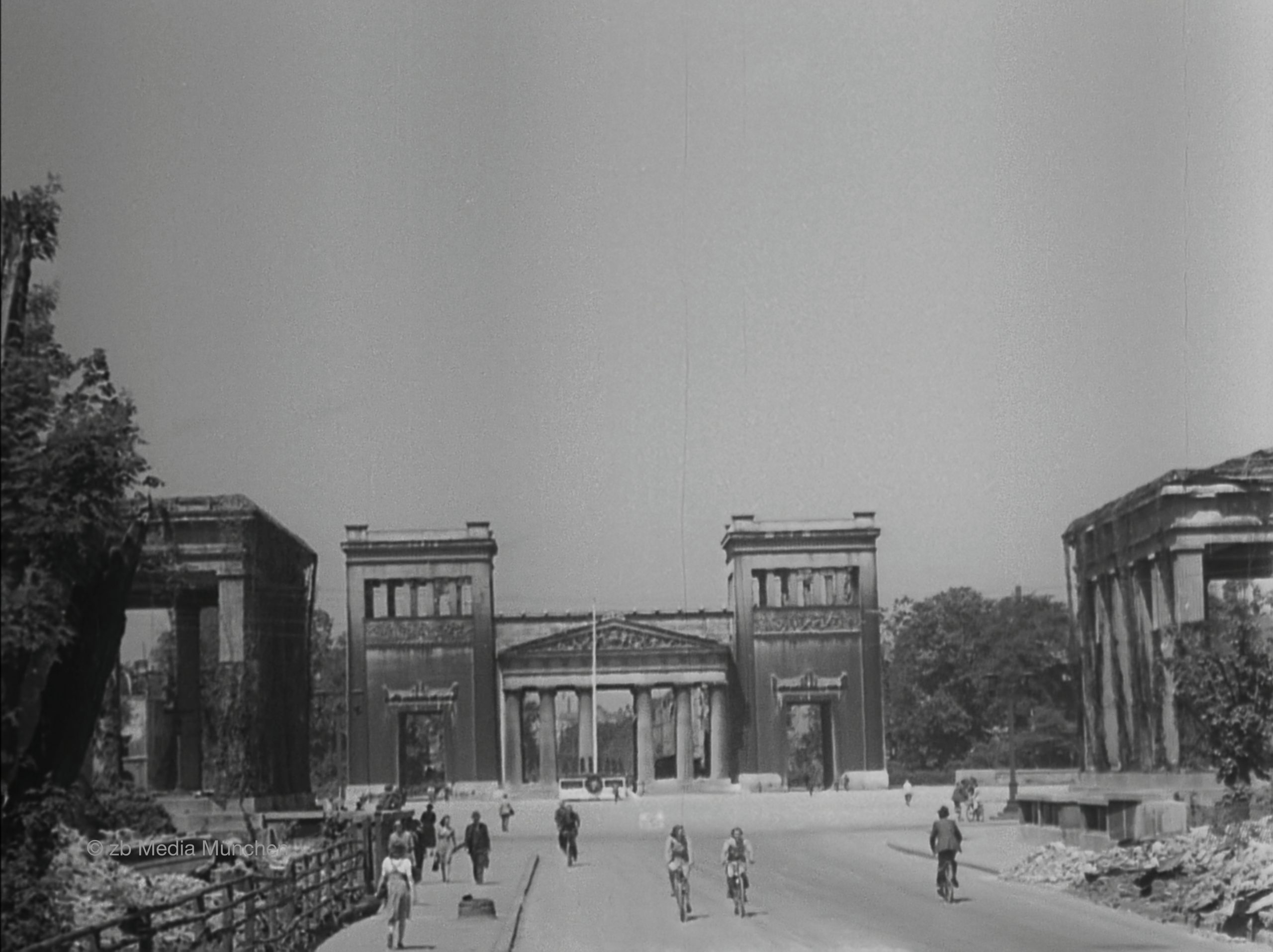 Koenigsplatz mit Propyläen, München 1. Mai 1945