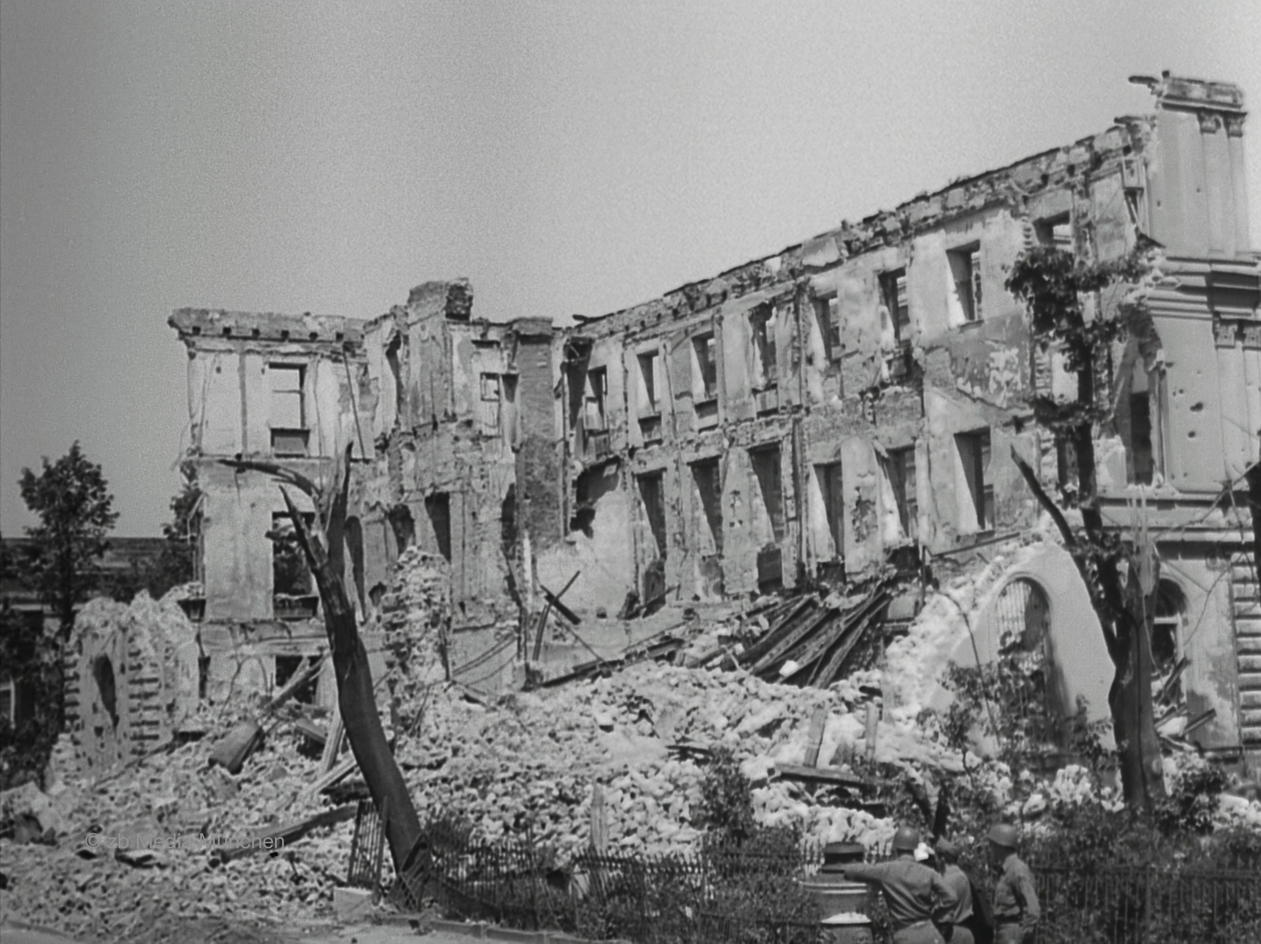Ruine des Braunen Hauses an der Briennerstrasse, München 1. Mai 1945