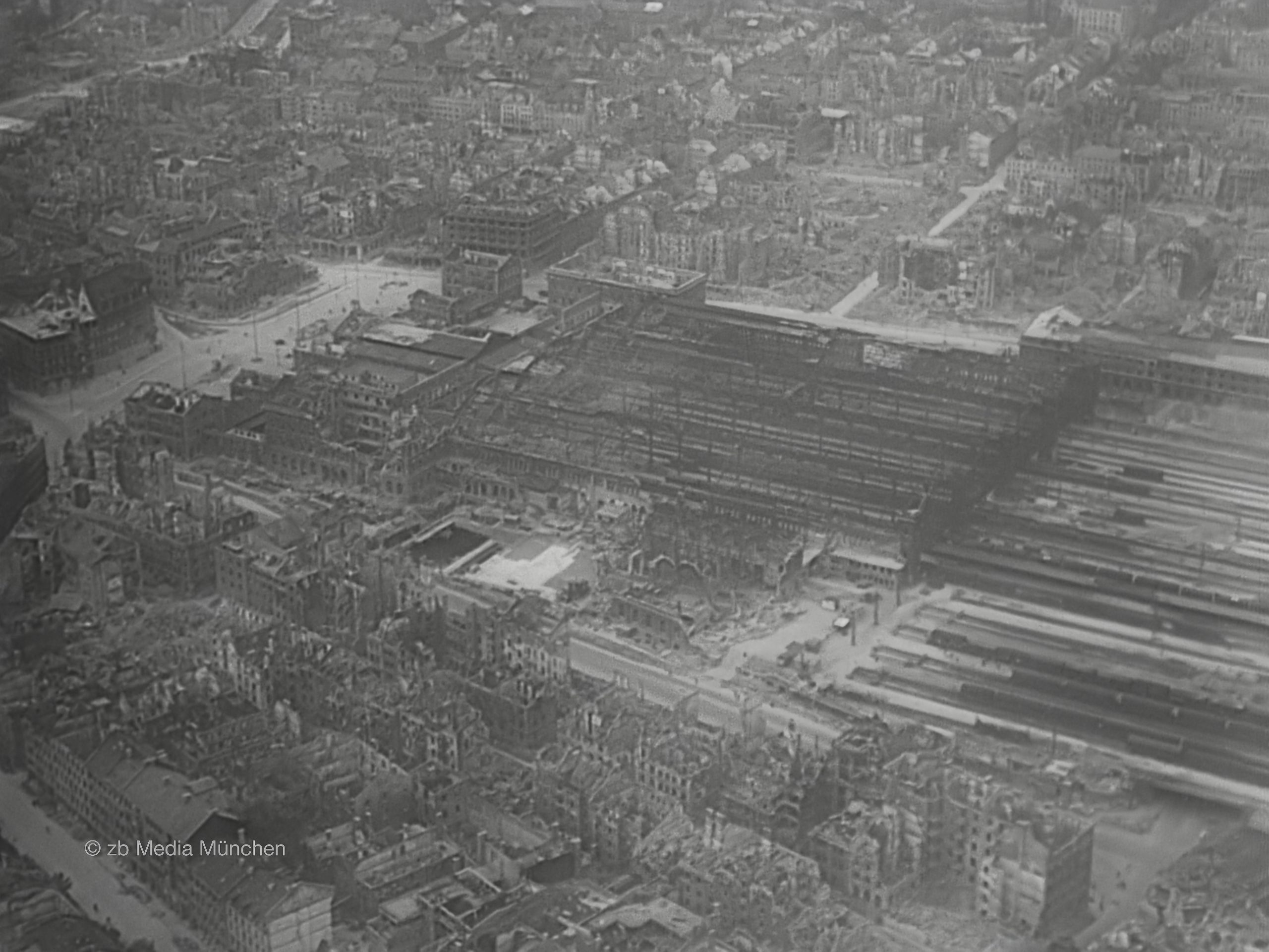 Flugaufnahme Ruinen Hauptbahnhof München 30. April 1945