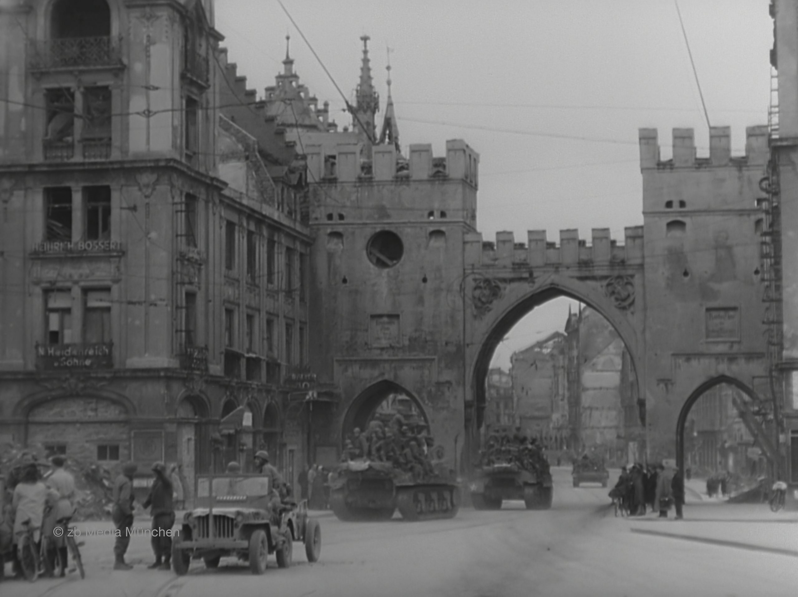 Amerikanische Jeeps und Panzer am Karlstor, München 30. April 1945