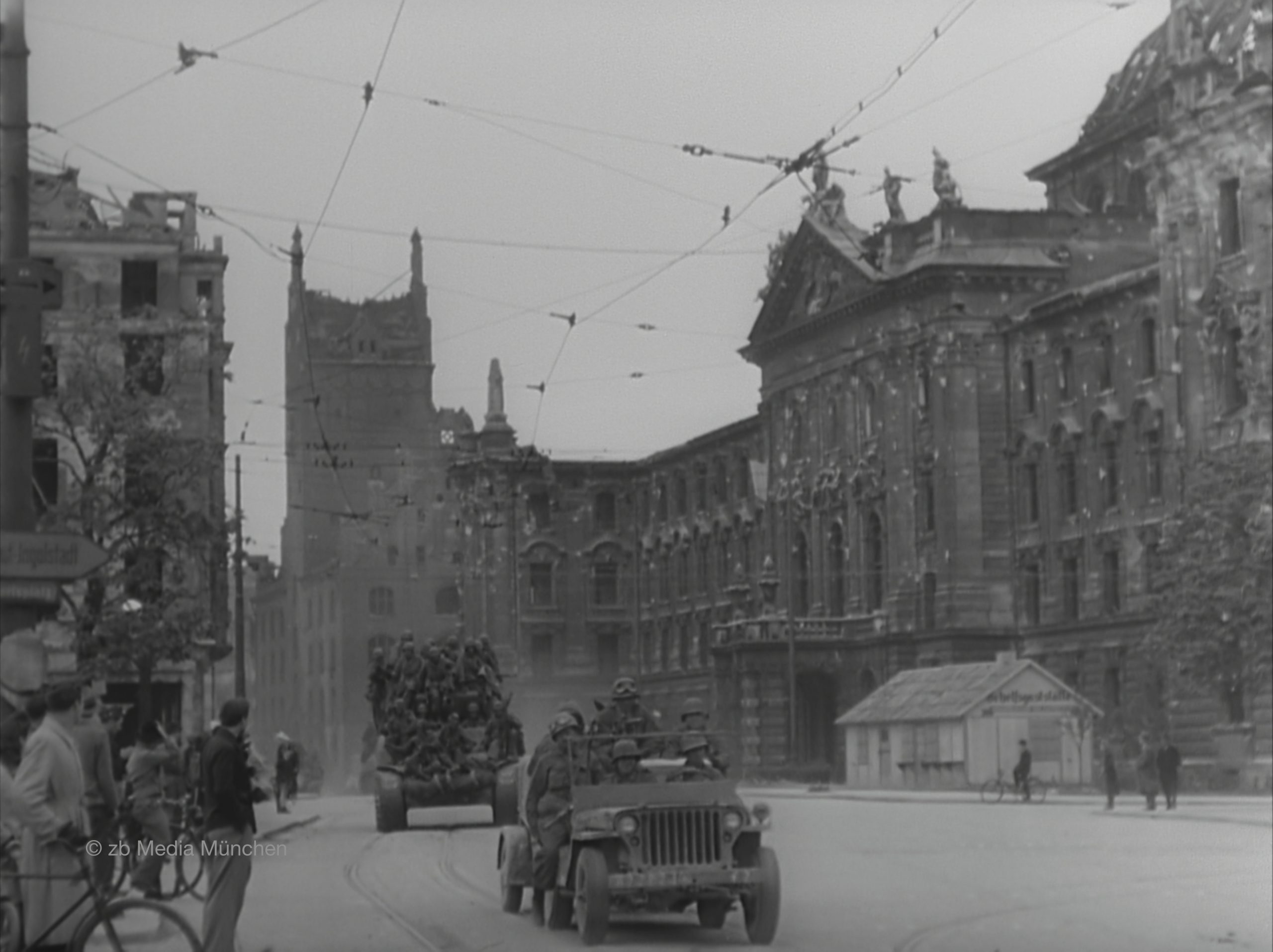 Amerikanische Jeeps und Panzer am Justizpalast, München 30. April 1945