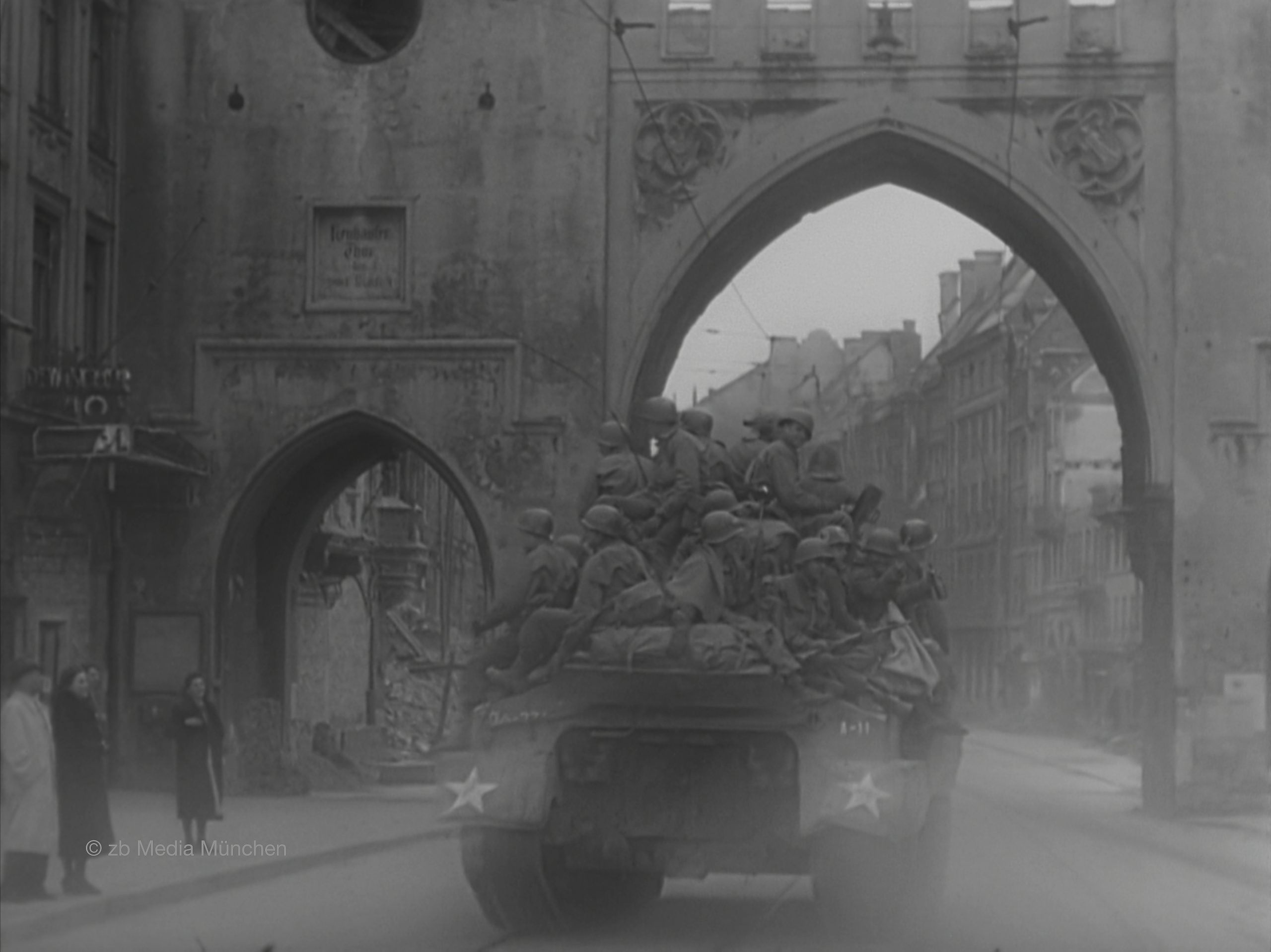 Amerikanischer Panzer am Karlstor, München 30. April 1945, close