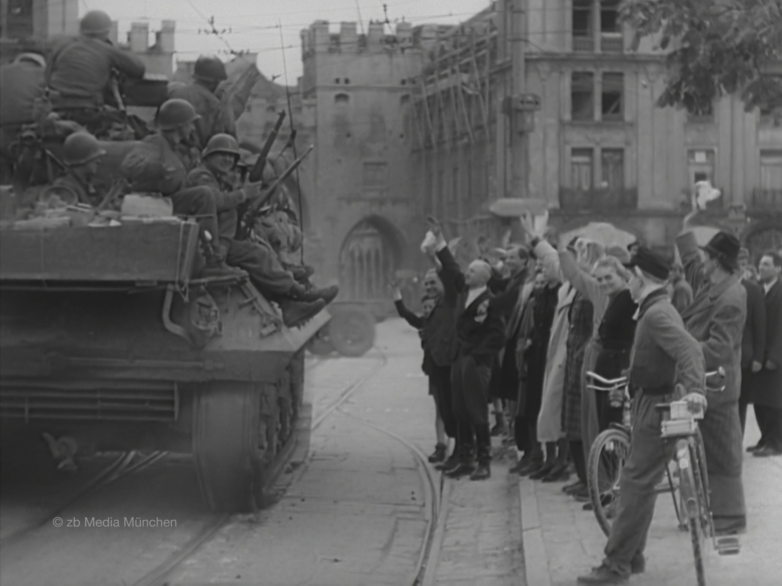 Münchner Bürger jubeln vorbeifahrenden amerikanischen Panzern zu, München 30. April 1945