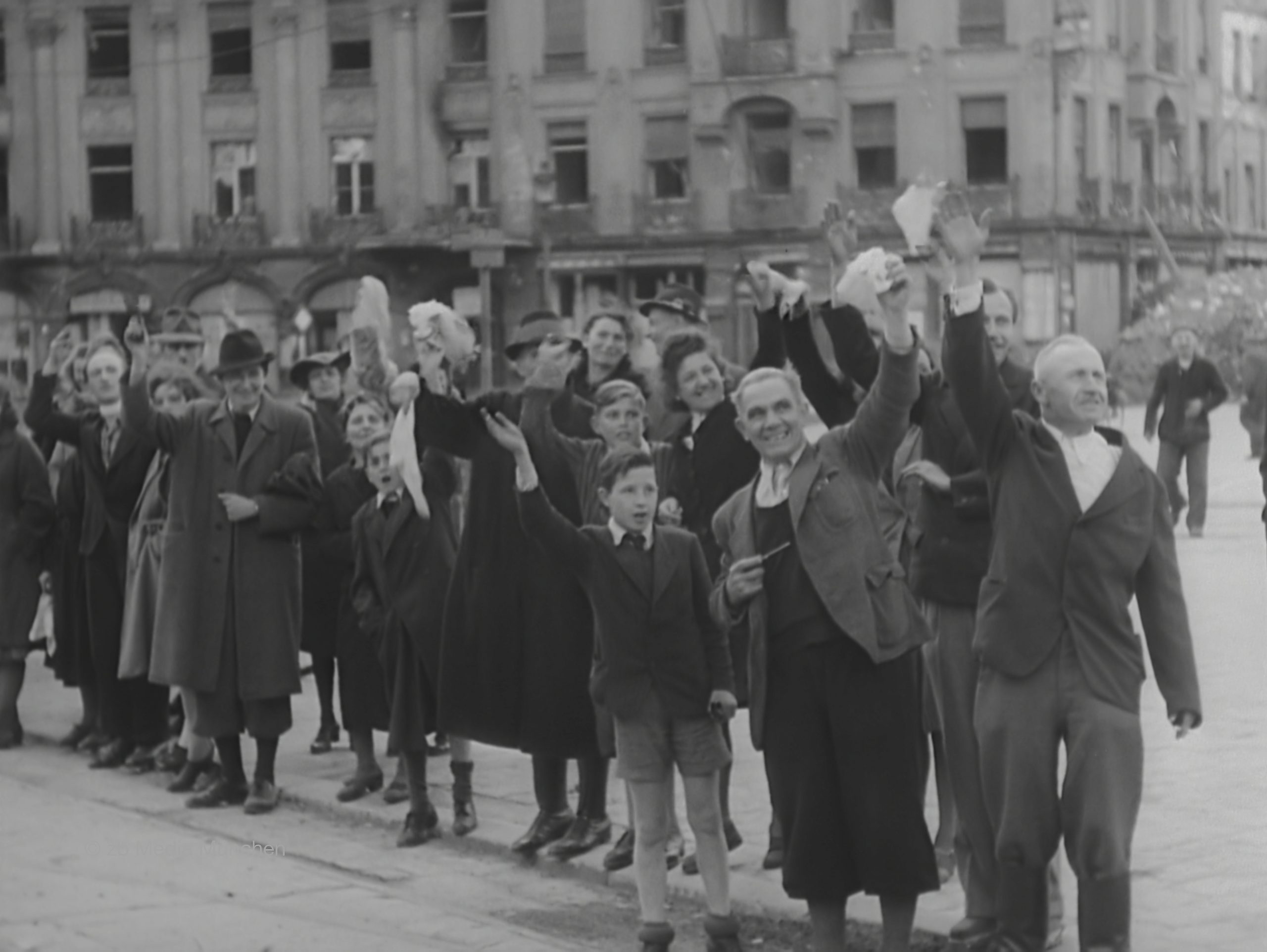 Münchner Bürger jubeln vorbeifahrenden amerikanischen Panzern zu, München 30. April 1945, close