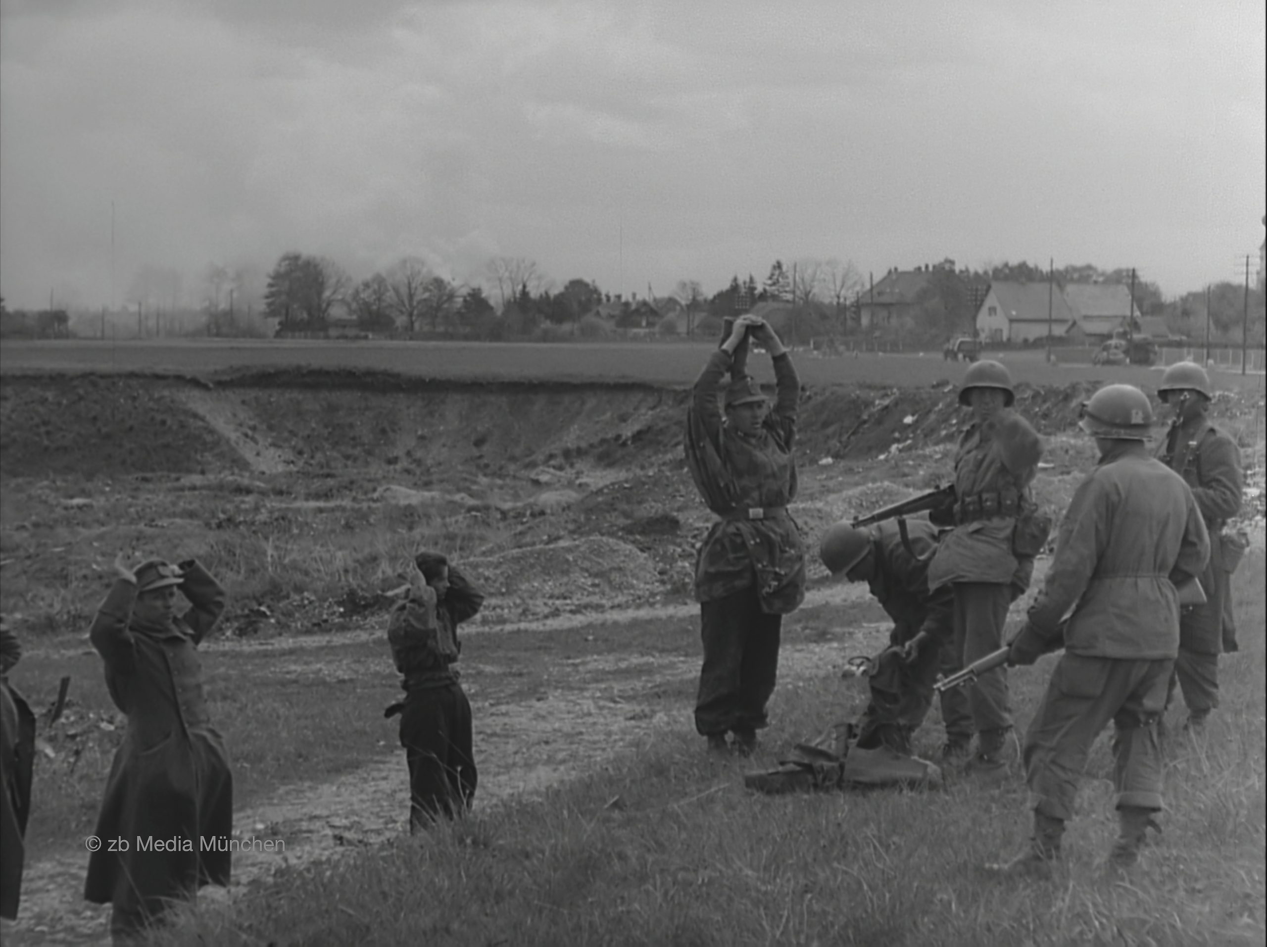 Gefangennahme deutscher SS Soldaten durch amerikanische Truppen, Gröbenzell bei München 30. April 1945