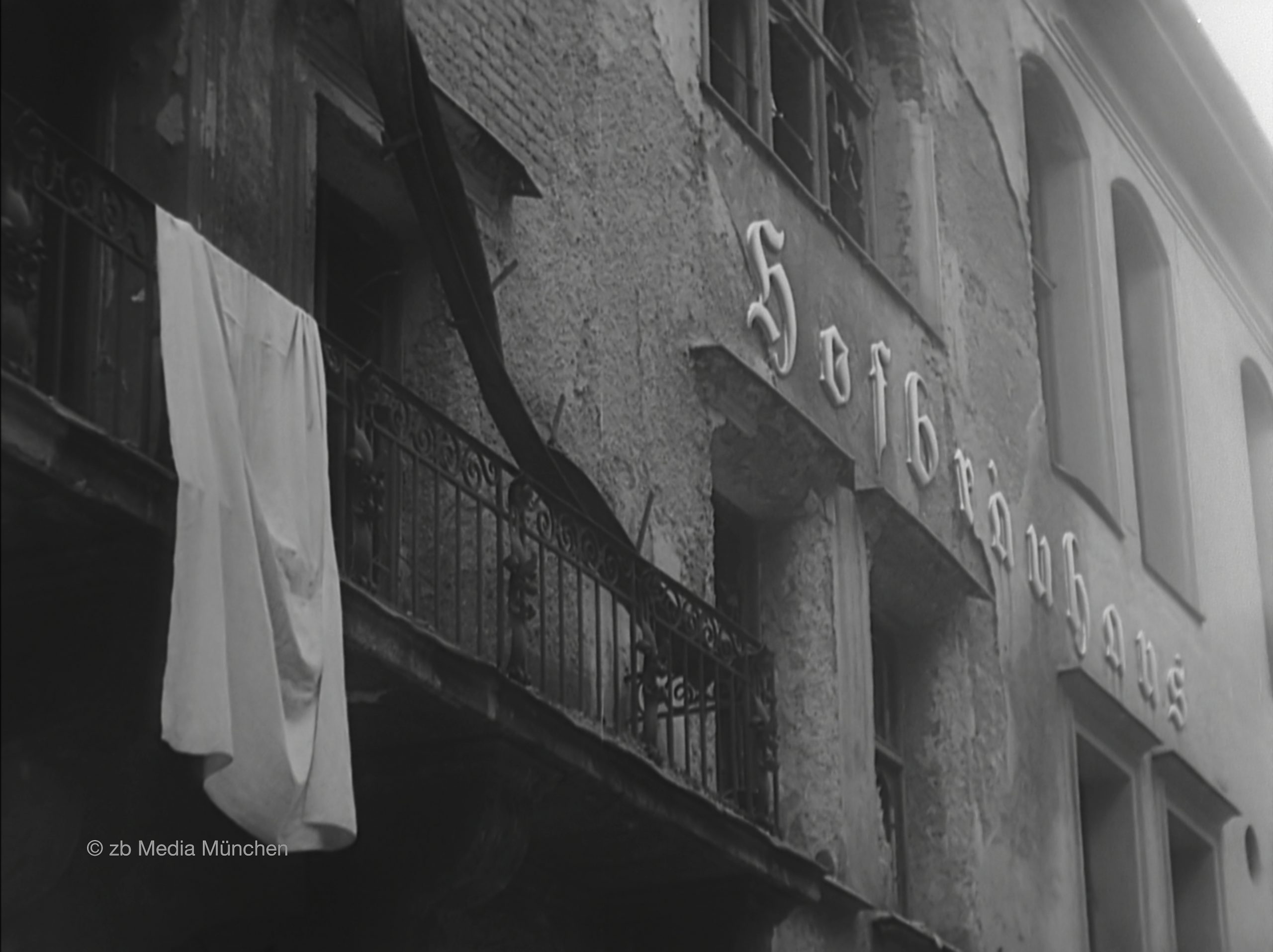 Fassade des Hofbräuhauses München Mai 1945