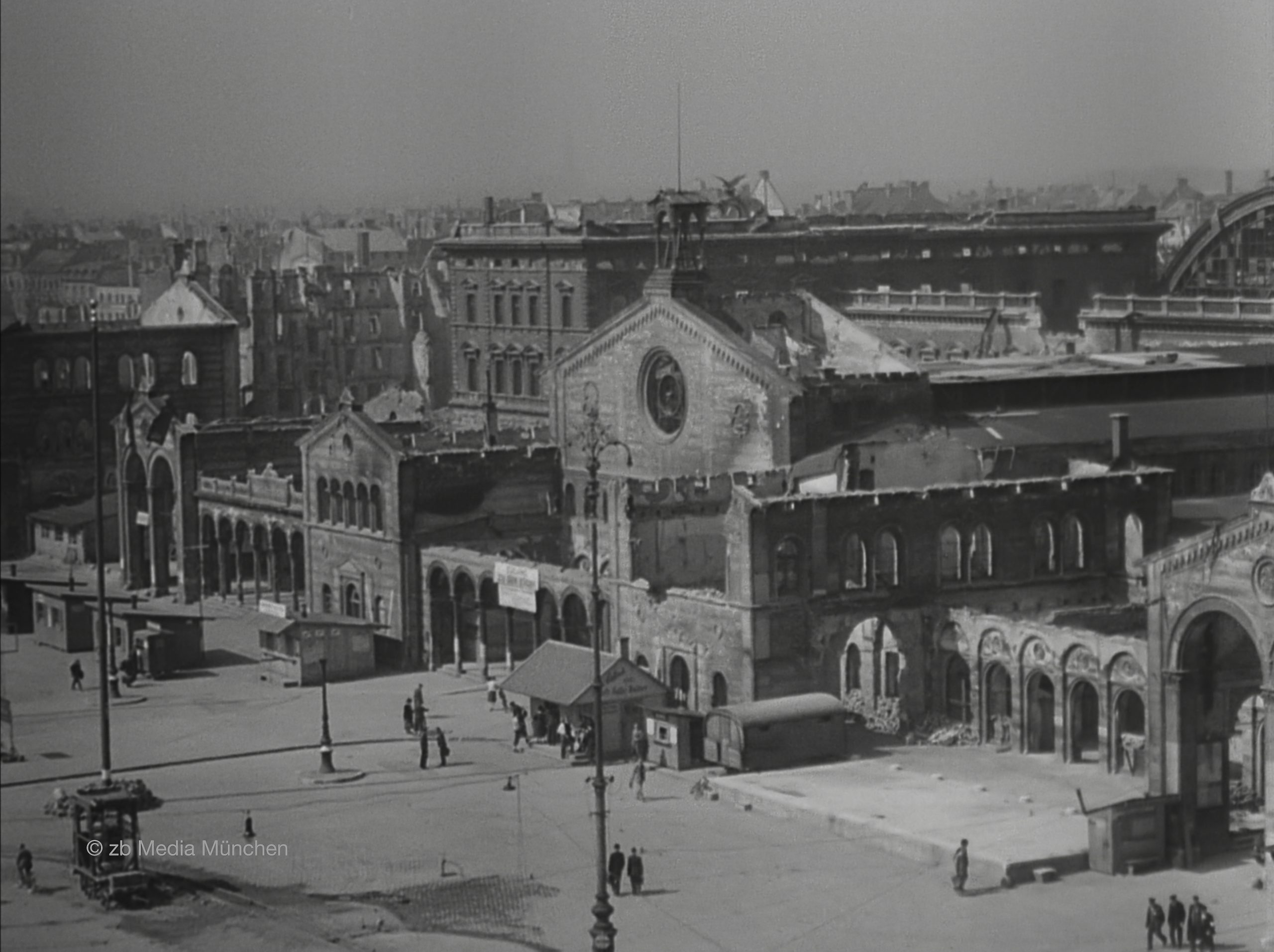 Der Hauptbahnhof München im Mai 1945 Close