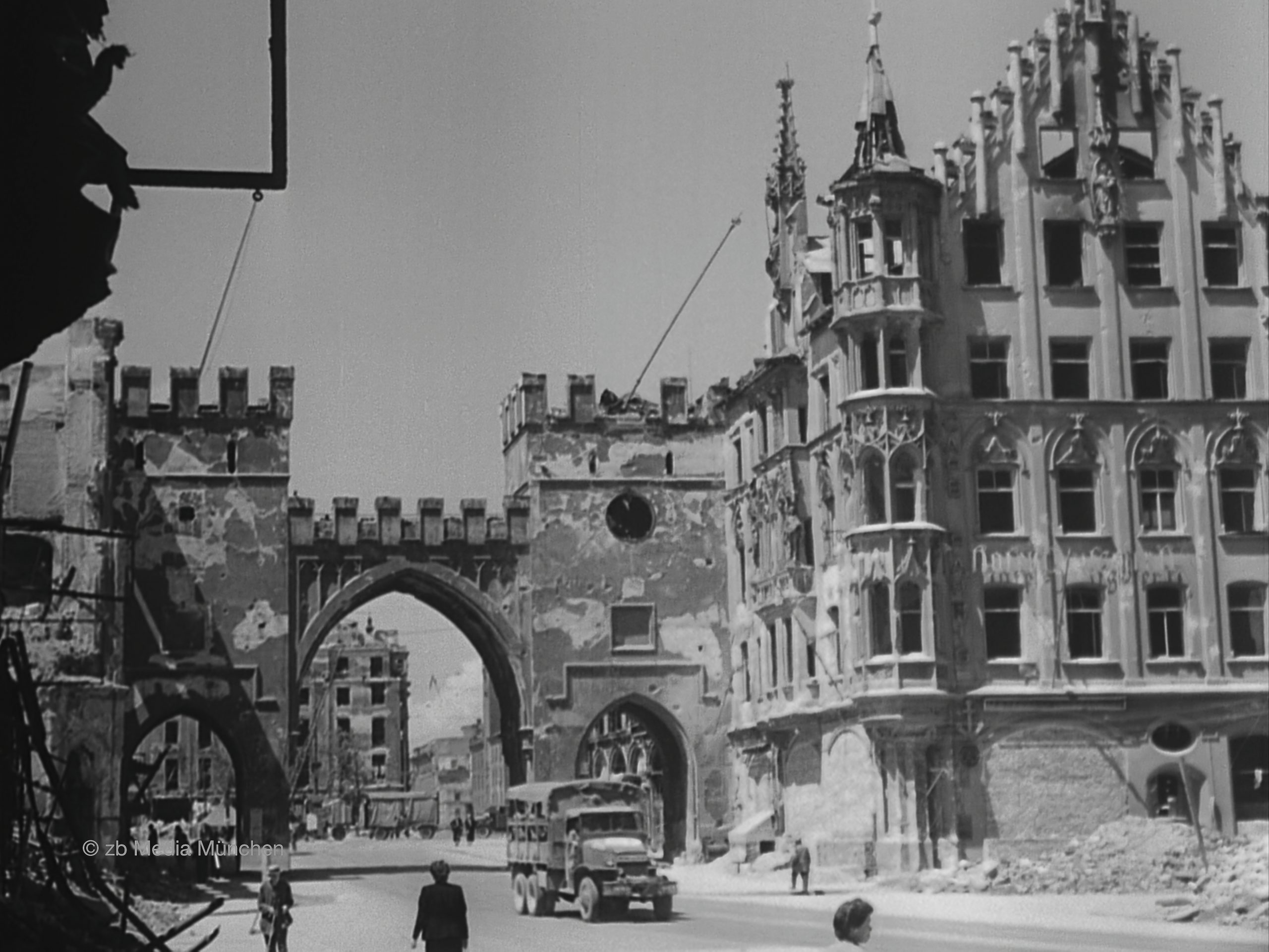 Karlstor und Neuhauserstrasse München Mai 1945 Bombenruinen