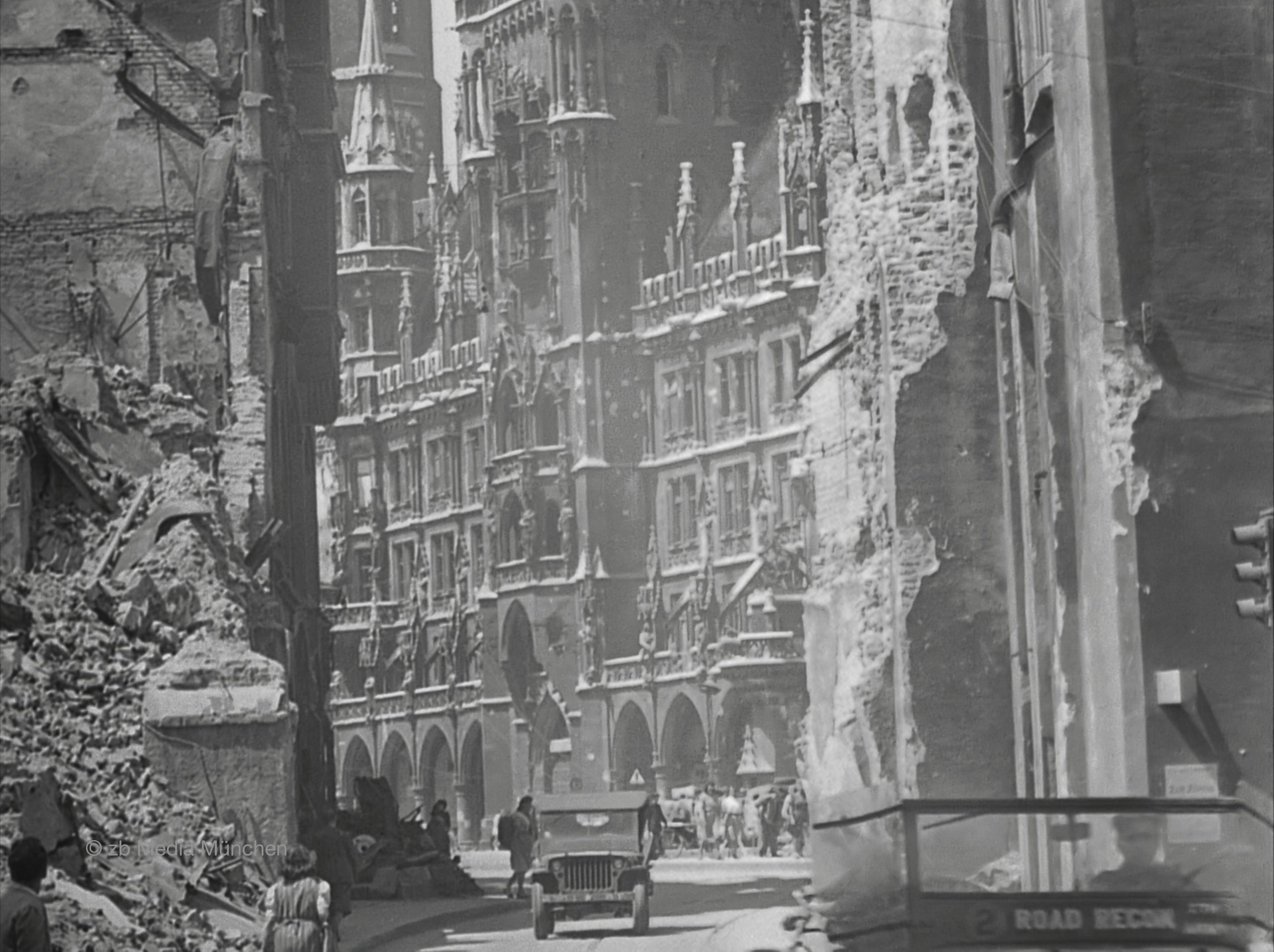 Rathaus München 5. Mai 1945, amerikanischer Jeep, close